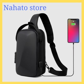 Túi đeo chéo mặt cứng 2024 với thiết kế độc đáo đi kèm là khóa 3 số và cổng sạc USB