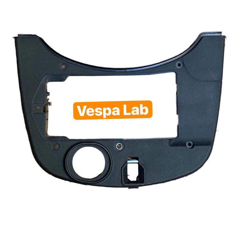 ĐẾ (ỐP) NHỰA KHOÁ YÊN NẮP XĂNG VESPA LX,LXV,S,ET…