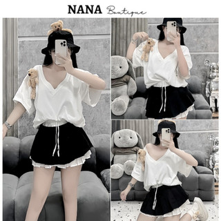 Set bộ áo phông trắng cổ tim mix chân váy xòe xếp ly đen viền trắng, kèm ghim gấu bông cực dễ thương