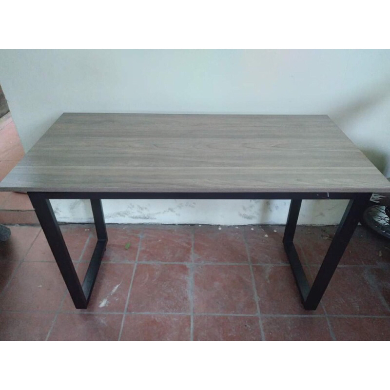 Bàn làm việc chân sắt u