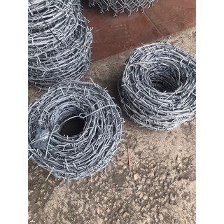 Dây thép gai hàng rào loại 2,5 ly nặng khoảng hơn 9 đến 10 kg  dài 50 đến 65 mét sắc nhọn dễ găng