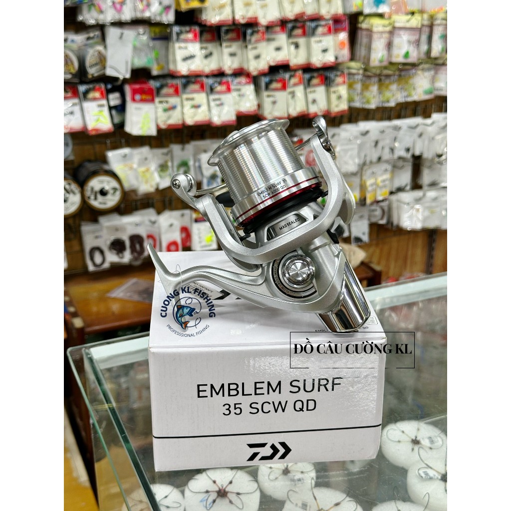 Máy Daiwa Emblem Surf 35 SCW QD
