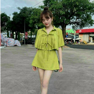 Set áo thắt dây trước ngực, vạt áo xếp ply kết hợp với chân váy chữ A có lót bên trong vừa xinh, vừa năng động, cá tính