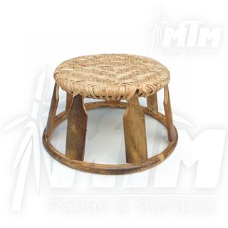 Ghế mây dân tộc màu sắc mộc mạc.