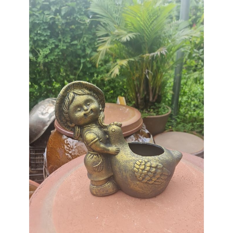 Chậu đất nung - chậu cô gái ôm gà