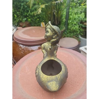 Chậu đất nung - chậu cô gái ôm gà