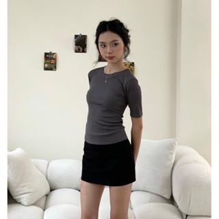 Áo thun ôm tay lỡ chất thun tăm lụa cực tôn dáng, sang trọng.