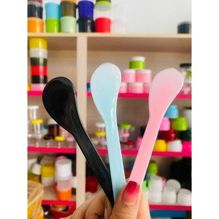 muỗng trộn kem . muỗng nhựa . để sứt kem