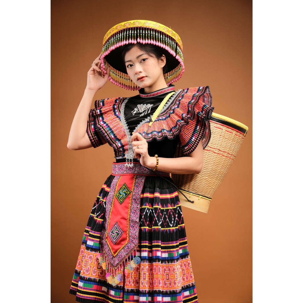 Trang Phục H'Mông Nữ - Đen Đỏ Bản Tay Xoè