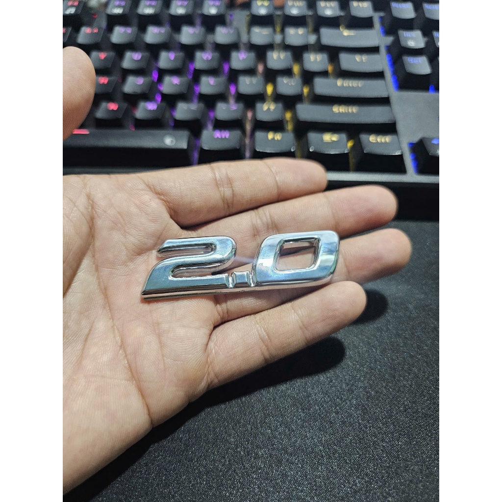 Chữ nổi 2.0 được dán sau xe Toyota Innova