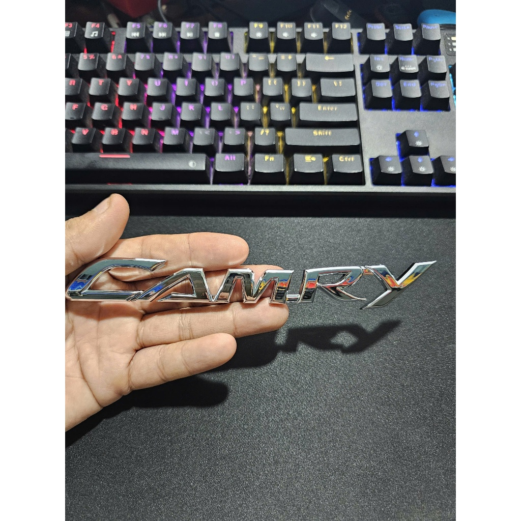 Chữ nổi Camry được dán phía sau xe Toyota Camry - trên các dòng xe Toyota Camry đời mới