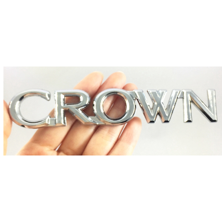 Chữ nổi CROWN được dán phía sau xe Toyota Crown