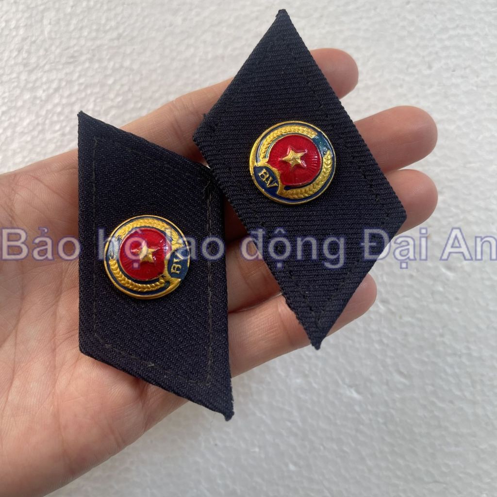 Ve áo màu xanh đen gắn kèm đồng phục bảo vệ