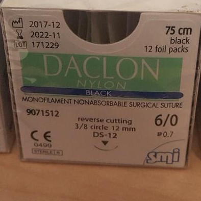 "Chỉ không tiêu đơn sợi Polyamid 6/0 (Daclon nylon 6/0) - Kim tam giác 1/2c, kim 13mm"