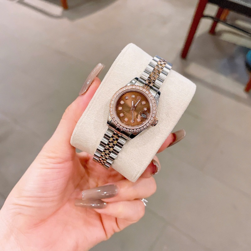 Đồng Hồ Nữ Rolexx Mặt Tròn Size 28mm Dây Kim Loại Demi Rose Mặt Nâu Viền Đá, Máy Pin