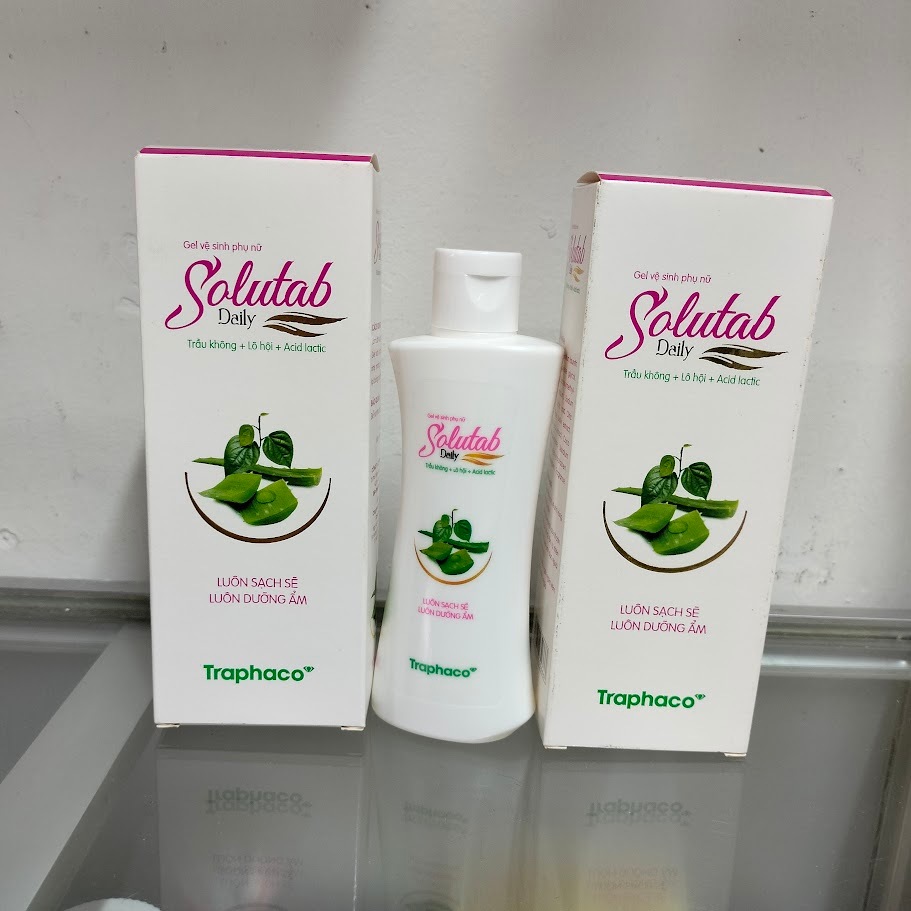 Dung dịch vệ sinh Solutab Traphaco với Trầu không, lô hội, acid lactic giúp làm sạch và giữ ầm cho vùng kín. Chai 100ml