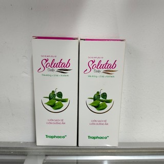 Dung dịch vệ sinh Solutab Traphaco với Trầu không, lô hội, acid lactic giúp làm sạch và giữ ầm cho vùng kín. Chai 100ml