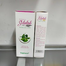 Dung dịch vệ sinh Solutab Traphaco với Trầu không, lô hội, acid lactic giúp làm sạch và giữ ầm cho vùng kín. Chai 100ml