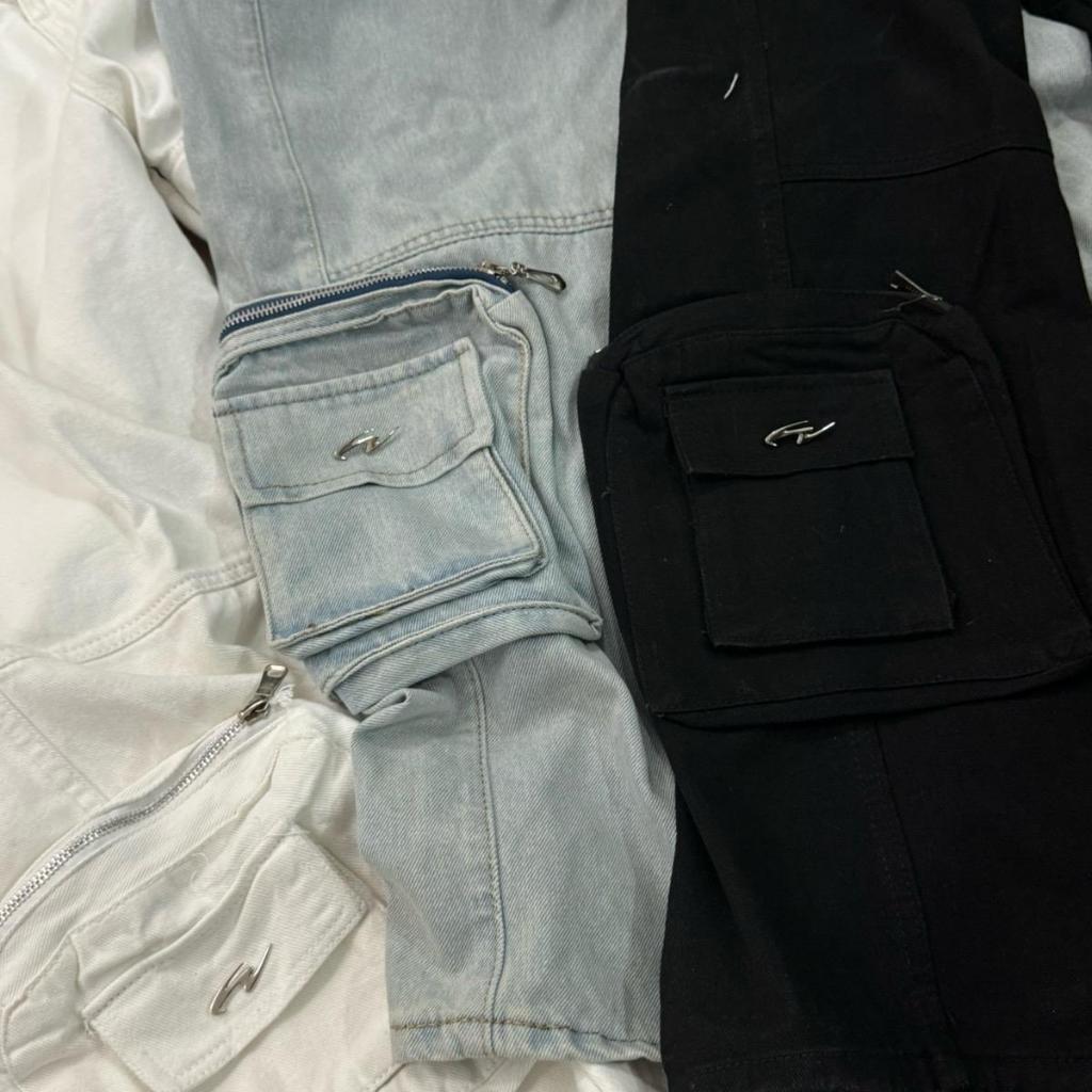 WHOSE POCKET CARGO JEANS - Quần jeans túi hộp form baggy logo kim loại | BigBuy360 - bigbuy360.vn