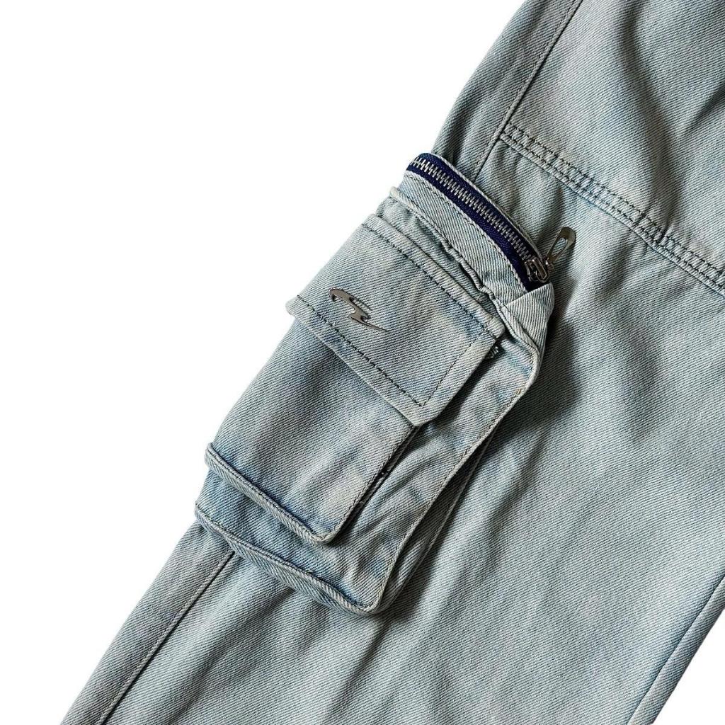 WHOSE POCKET CARGO JEANS - Quần jeans túi hộp form baggy logo kim loại | BigBuy360 - bigbuy360.vn