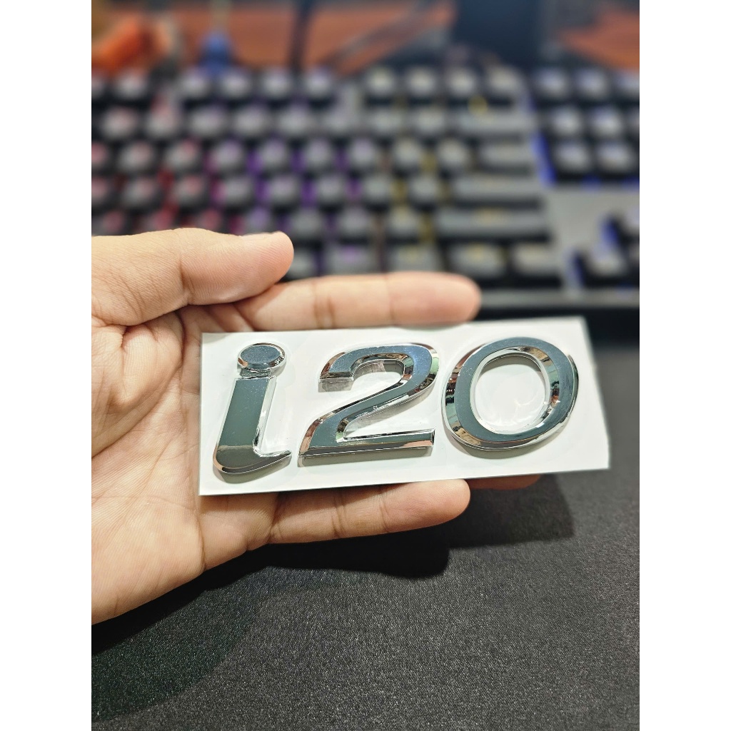 Chữ nổi I20 được dán phía sau xe Hyundai I20