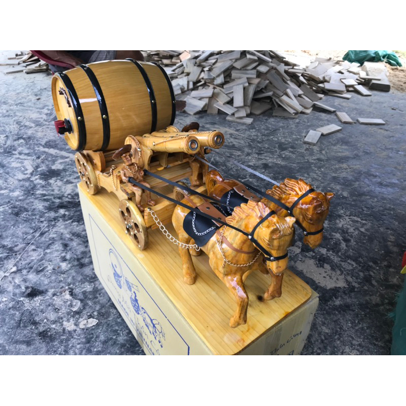 Xe ngựa đôi kéo phao màu vàng