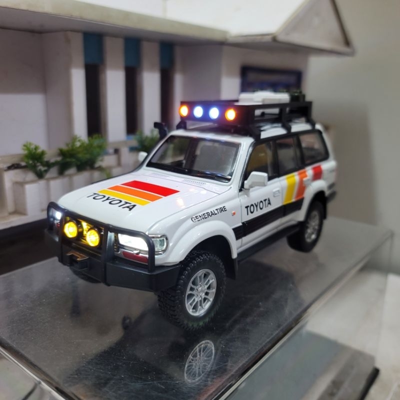 Mô hình xe Toyota Land Cruiser LC80 tỷ lệ 1:24 bằng hợp kim có đèn trợ sáng nóc xe