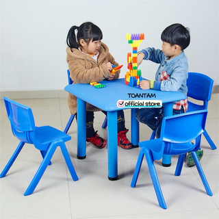 Bàn mầm non cho bé hình vuông