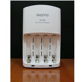 Bộ sạc Sanyo NiMH 4 pin AA hoặc AAA