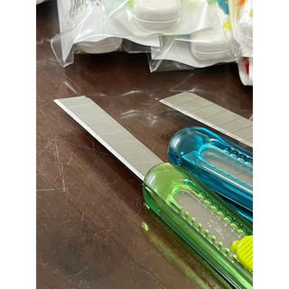 Dao rọc giấy Deli 2054