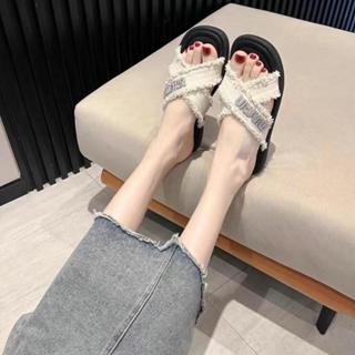 Dép lê nữ quai vải bản chéo gắn khoá chữ đế bệt