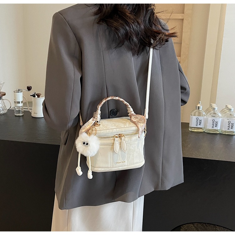 Túi Xách Nữ Đeo Chéo Đeo Vai Quai Xách Da Pu Sọc Vân Mix Charm Gấu Quảng Châu Cao Cấp Đi Tiệc Đi Chơi DK048 | BigBuy360 - bigbuy360.vn