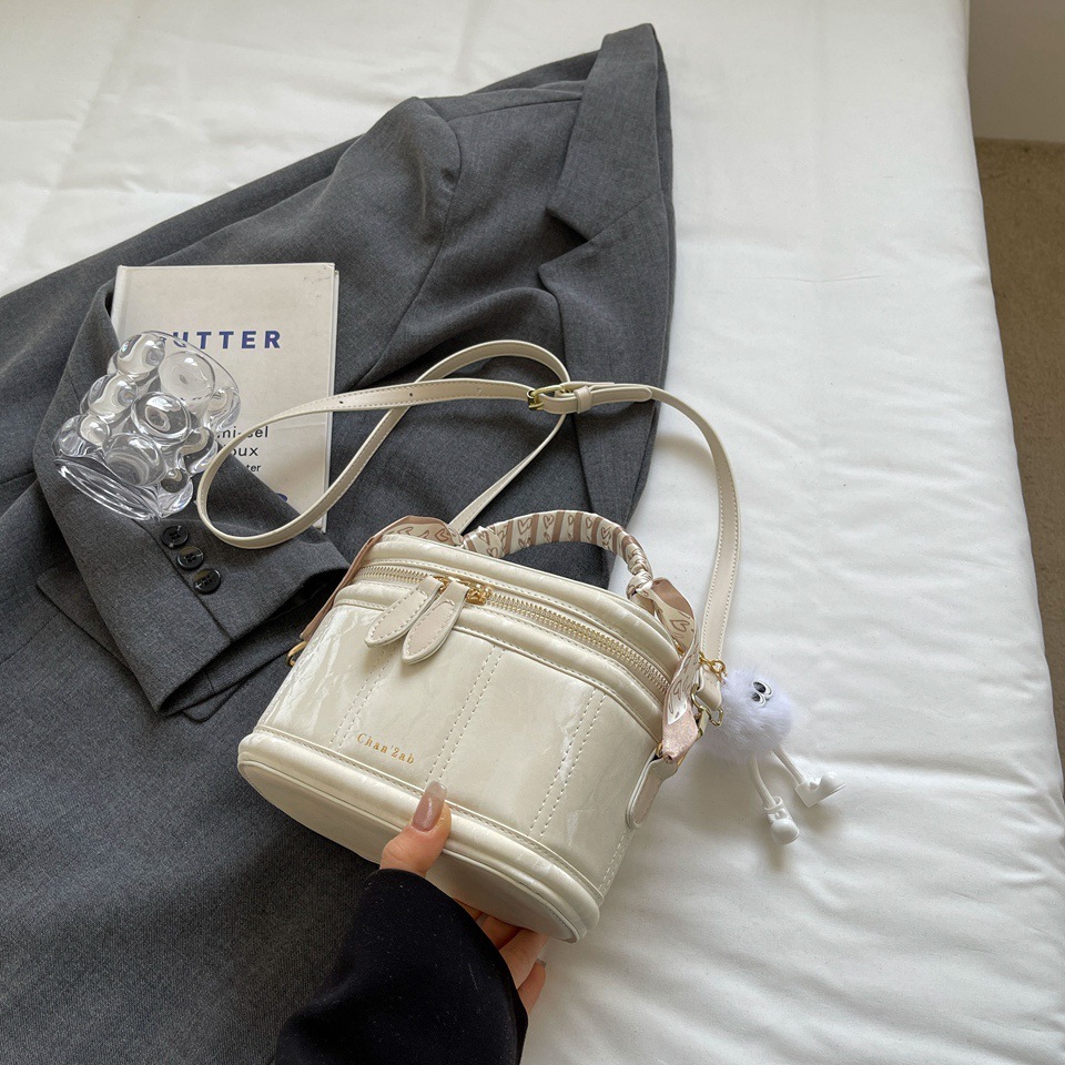 Túi Xách Nữ Đeo Chéo Đeo Vai Quai Xách Da Pu Sọc Vân Mix Charm Gấu Quảng Châu Cao Cấp Đi Tiệc Đi Chơi DK048 | BigBuy360 - bigbuy360.vn