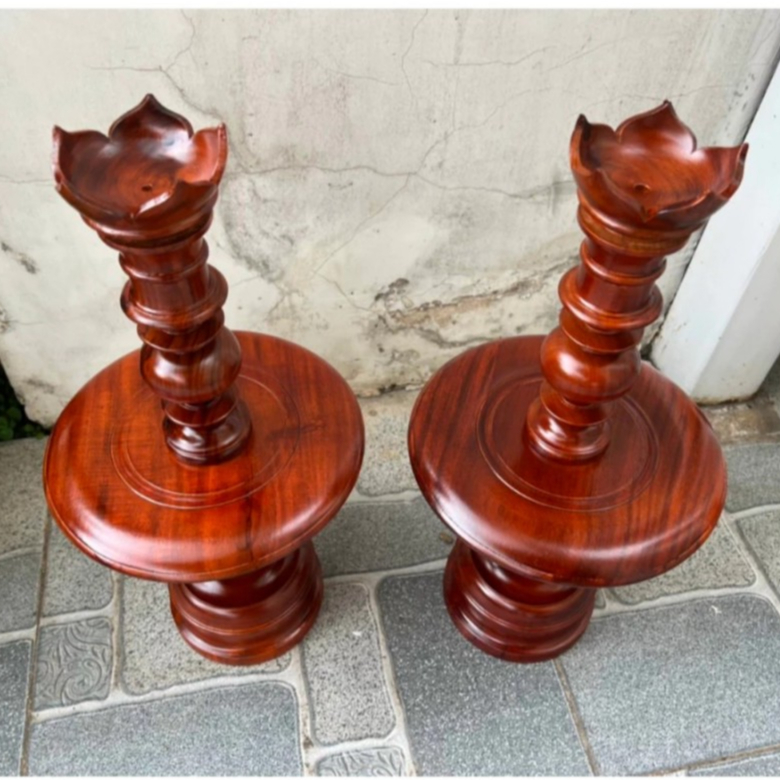 Cặp chân đèn cầy gỗ tràm tự nhiên - Cặp Chân đèn, Chân Nến gỗ Sen nở trên bàn thờ cúng gia tiên phon
