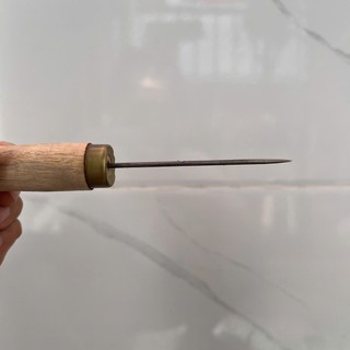 Dùi nhọn hỗ trợ tạo lỗ trước khi khâu