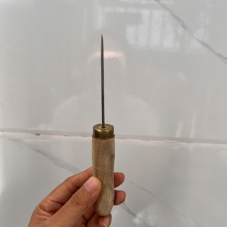 Dùi nhọn hỗ trợ tạo lỗ trước khi khâu