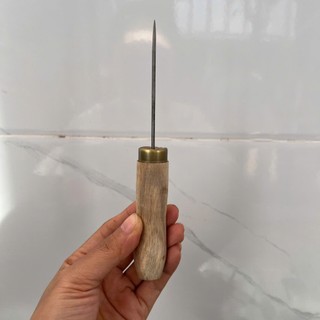 Dùi nhọn hỗ trợ tạo lỗ trước khi khâu