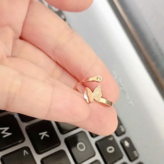 Nhẫn titan nữ không đen bướm cát mạ vàng hồng