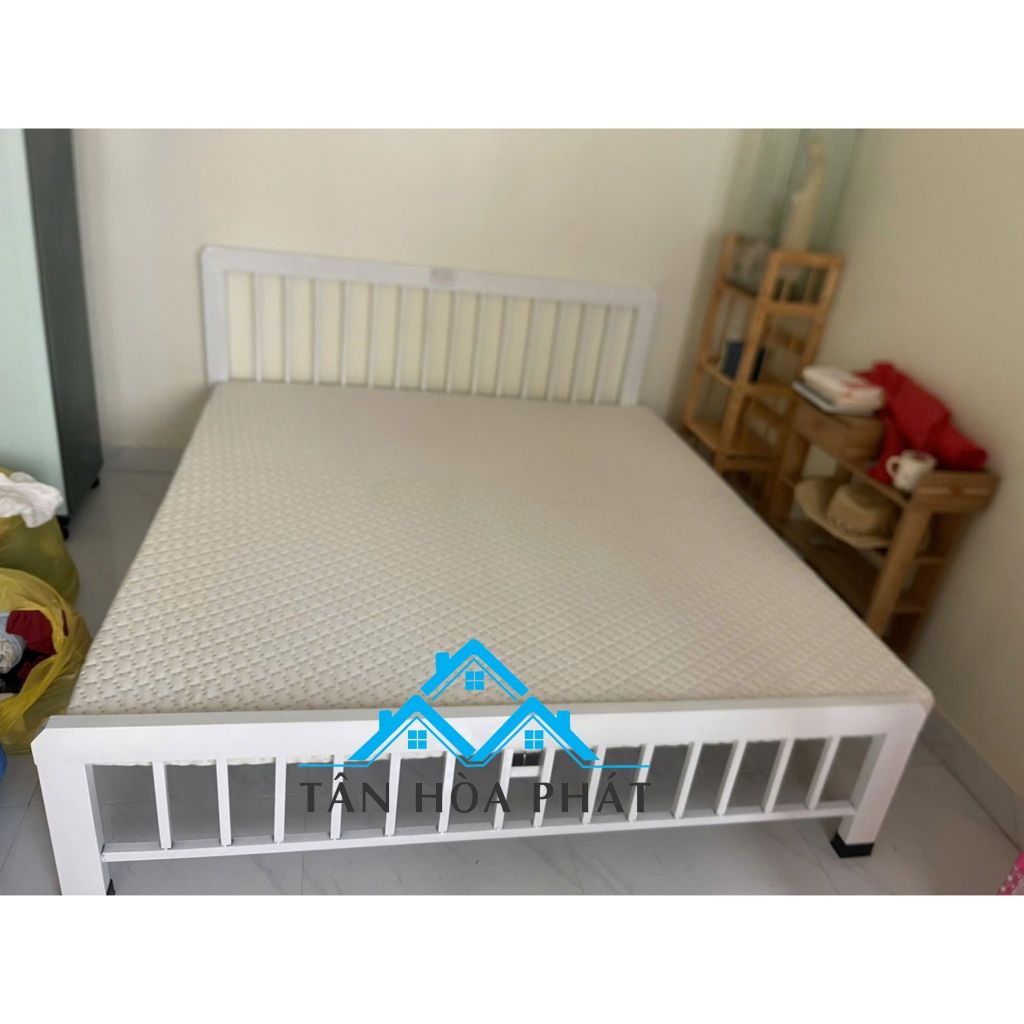 Giường sắt mỹ nghệ 1m6x2m màu trắng