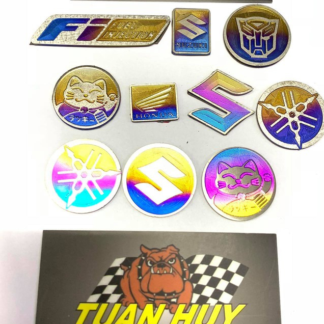 Tem logo titan tròn nhiều mẫu lựa chọn/ Emble Titan