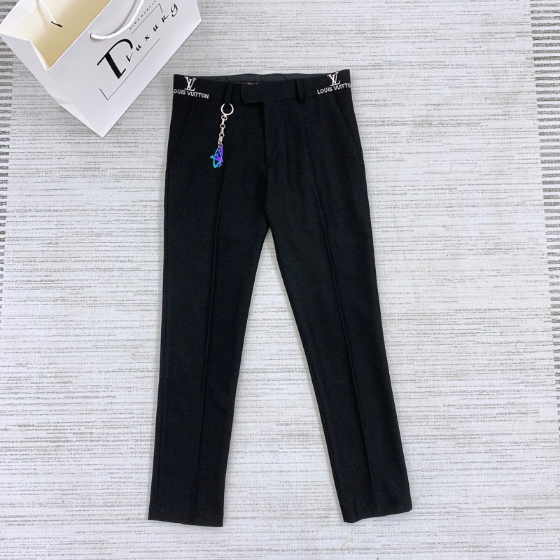 – Quần Âu L.,'V Phối Tag Logo Hai Bên Sườn Kèm Dây Treo - Quần Tây Nam Màu Đen Cao Cấp Loại 1 Dluxury