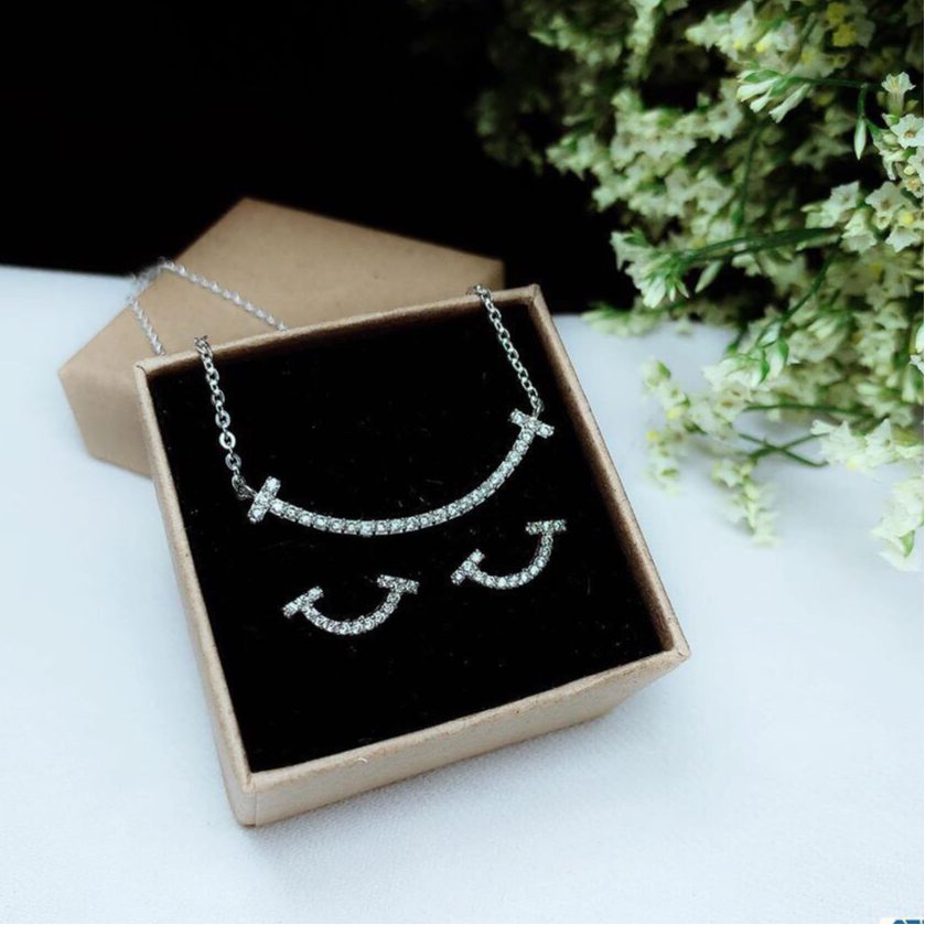 BỘ TRANG SỨC VẼ NỤ CƯỜI