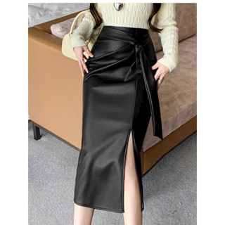  Chân váy da dáng dài  chất da ướt mềm  zúm hông nơ hông  xẻ trước. Chất da co giãn  phải đặt lùi size 