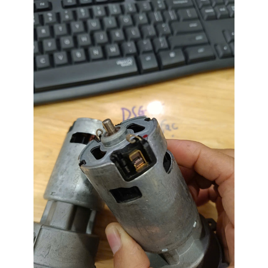 motor  bulong ryobi 887 có luôn sẵn chụp đầu,nhông