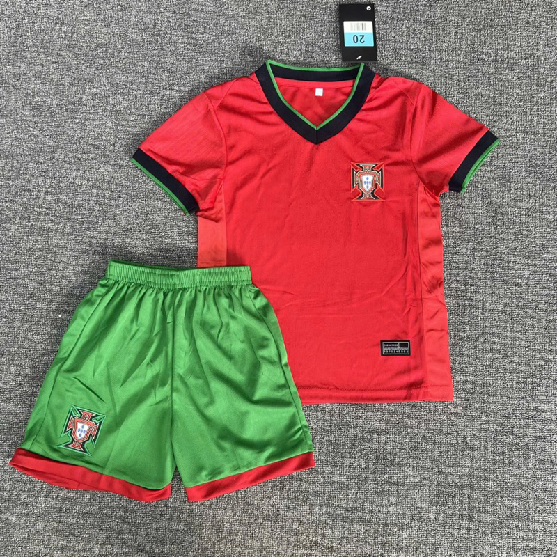 Bộ Quần Áo Đá Bóng Trẻ Em Đội Tuyển Bồ Đào Nha 2024 in Ronaldo.