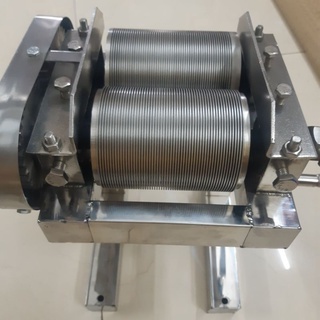 Máy cắt bì heo luộc,Máy thái bì quay tay chân thép và Inox