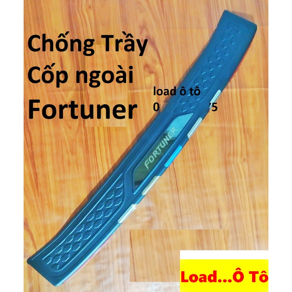 Ốp Bậc Cốp Ngoài Nhựa Toyota Fortuner 2025-2017 Nhựa Đen Có Phản Quang