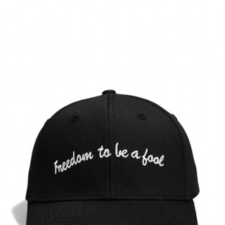 Nón lưỡi trai đen thêu chữ slogan Freedom to be a fool phong cách basic đơn giản form cứng nam nữ
