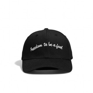 Nón lưỡi trai đen thêu chữ slogan Freedom to be a fool phong cách basic đơn giản form cứng nam nữ
