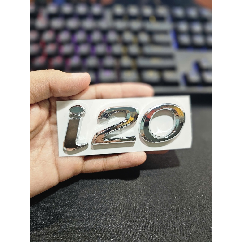 Chữ nổi I20 được dán phía sau xe Hyundai I20